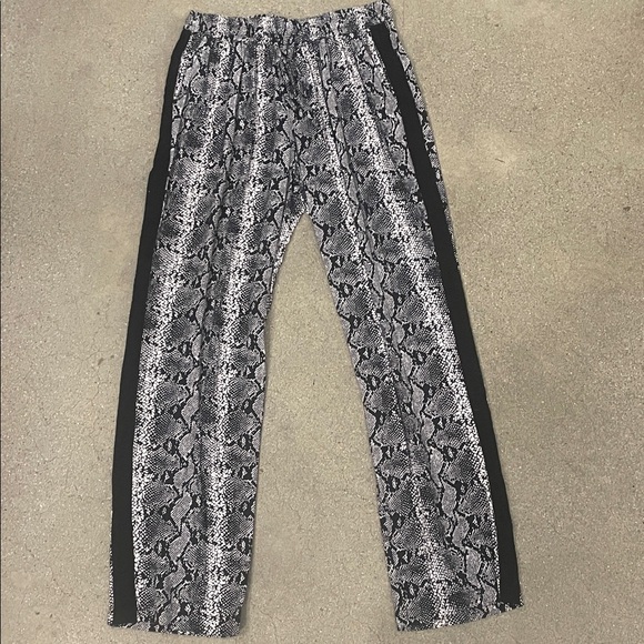 Walker & Wade Pants - Stylish Black and Gray Snake Print Women's Straight Leg Pants